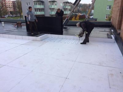 Pokládka tepelné izolace na ploché střeše v Sokolově